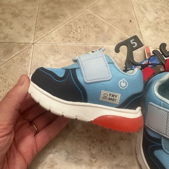 Toddler Kids Bluey Light Up Sneakers Size 5 - Picture 2 of 2